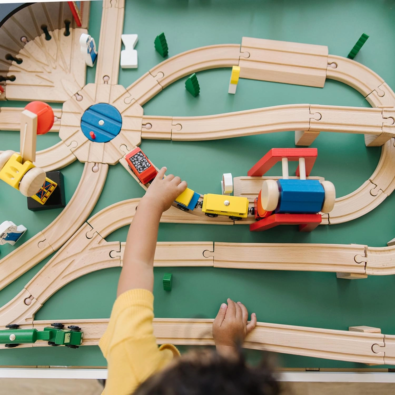 Melissa & Doug Wooden Railway Set, 130 Pieces - Wooden Train Set for Toddlers Ages 3 