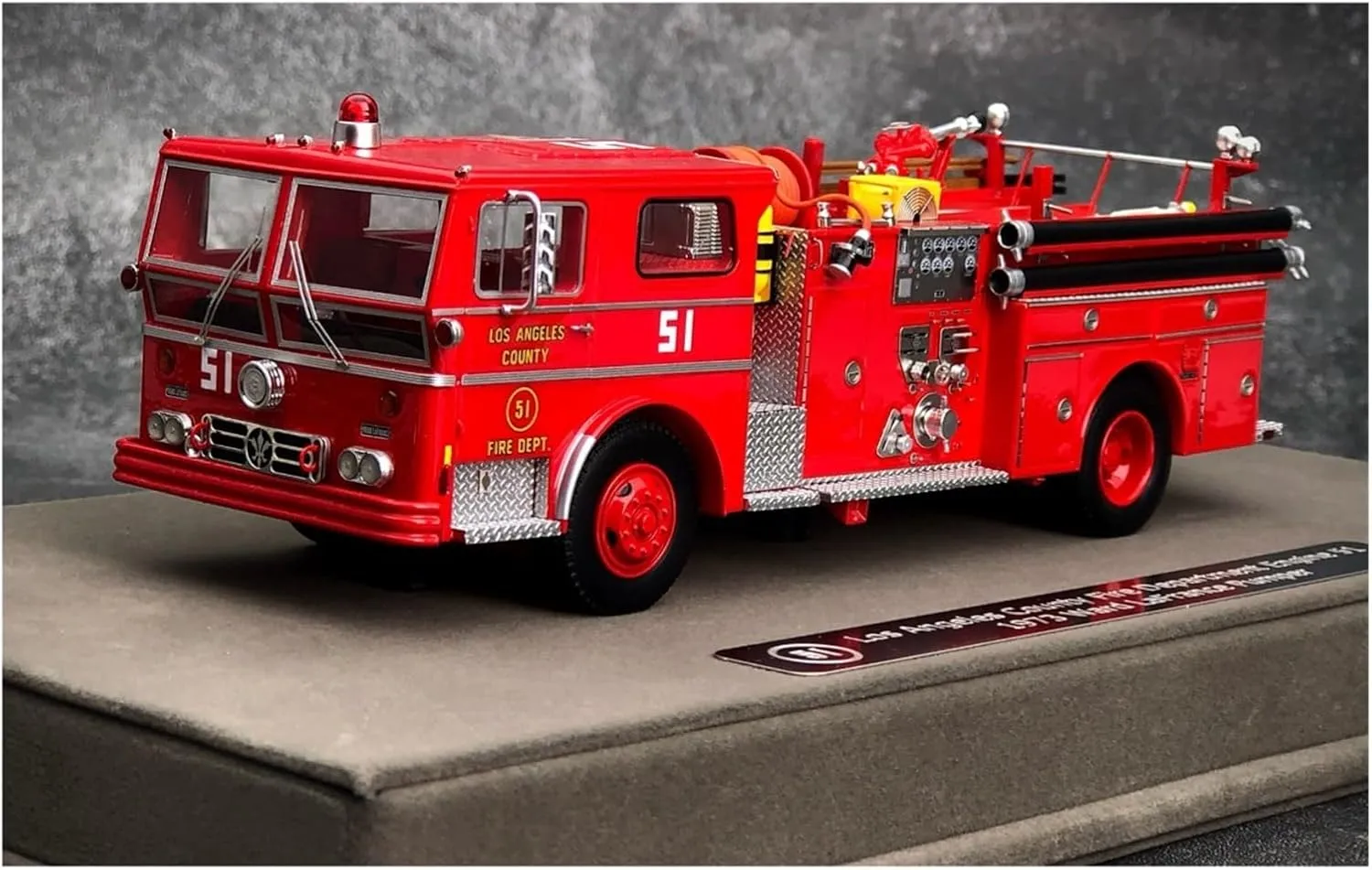 Metal Die Cast Toy Cars 1:50 for Ward LaFrance1973 Fire Station 51 Antique Fire Truck Model Suitable for Scene Decoration for Home Or Office Décor