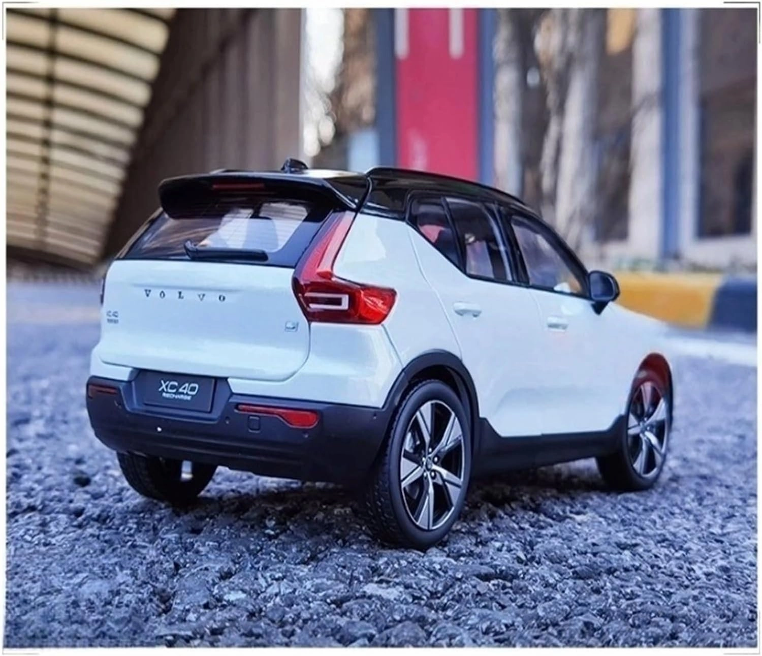Sports car Metal Model 1:18 for Volvo XC40 Pure Electric XC40 2022 Cast Alloy Car Model White Collection Decoration Hobby for Home Décor(Green)