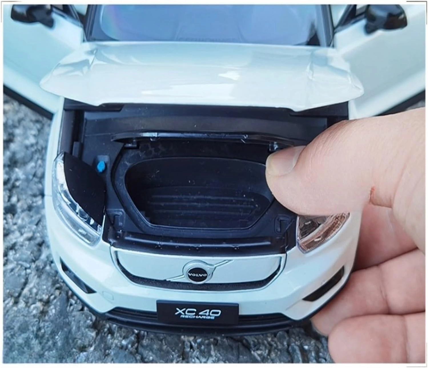 Sports car Metal Model 1:18 for Volvo XC40 Pure Electric XC40 2022 Cast Alloy Car Model White Collection Decoration Hobby for Home Décor(Green)