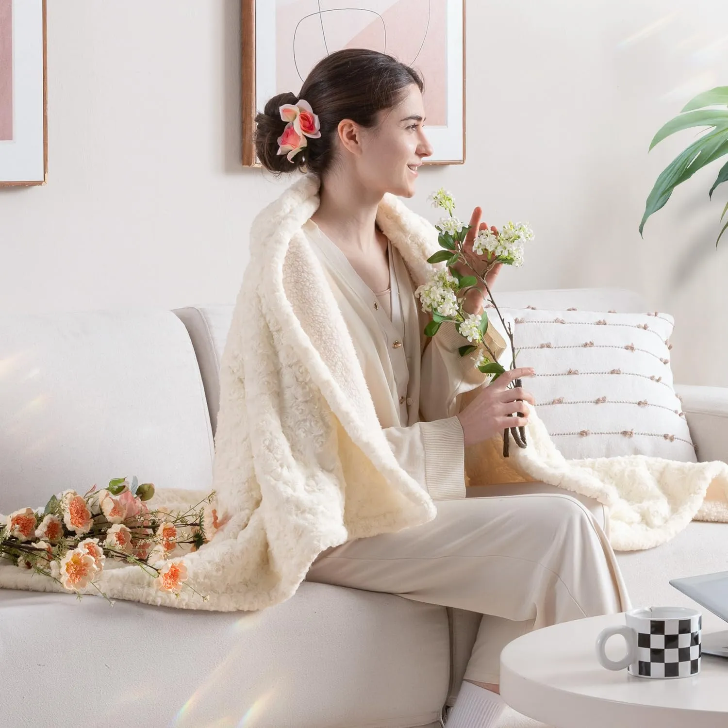 WOOMER Electric Heated Throw 50“x 60” [Spring Blossom Collection], Eco-Friendly Flower Patterns Faux Fur & Soft Sherpa, 4 Heating Levels & 4H Auto Off, ETL Certified, Machine Washable, White